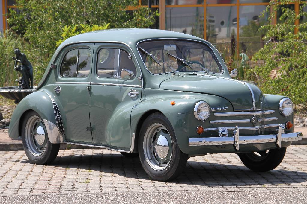 Renault 4CV, EZ 01.1956, Laufleistung 84.123km (abgel. Tacho), 15 KW/ 21 PS, 3 Gang Schaltgetriebe, lindgrün, Stoff grau, Sternfelgen, Radio ...
