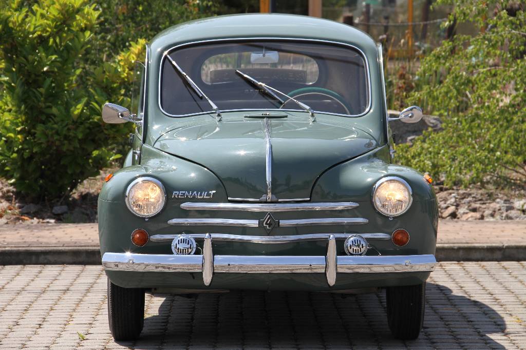 Detail a: Renault 4CV, EZ 01.1956, Laufleistung 84.123km (abgel. Tacho), 15 KW/ 21 PS, 3 Gang Schaltgetriebe, lindgrün, Stoff grau, Sternfelgen, Radio ...