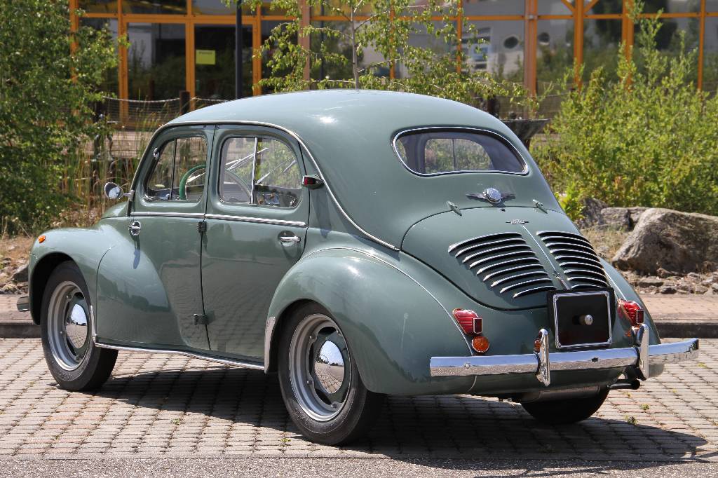 Detail b: Renault 4CV, EZ 01.1956, Laufleistung 84.123km (abgel. Tacho), 15 KW/ 21 PS, 3 Gang Schaltgetriebe, lindgrün, Stoff grau, Sternfelgen, Radio ...