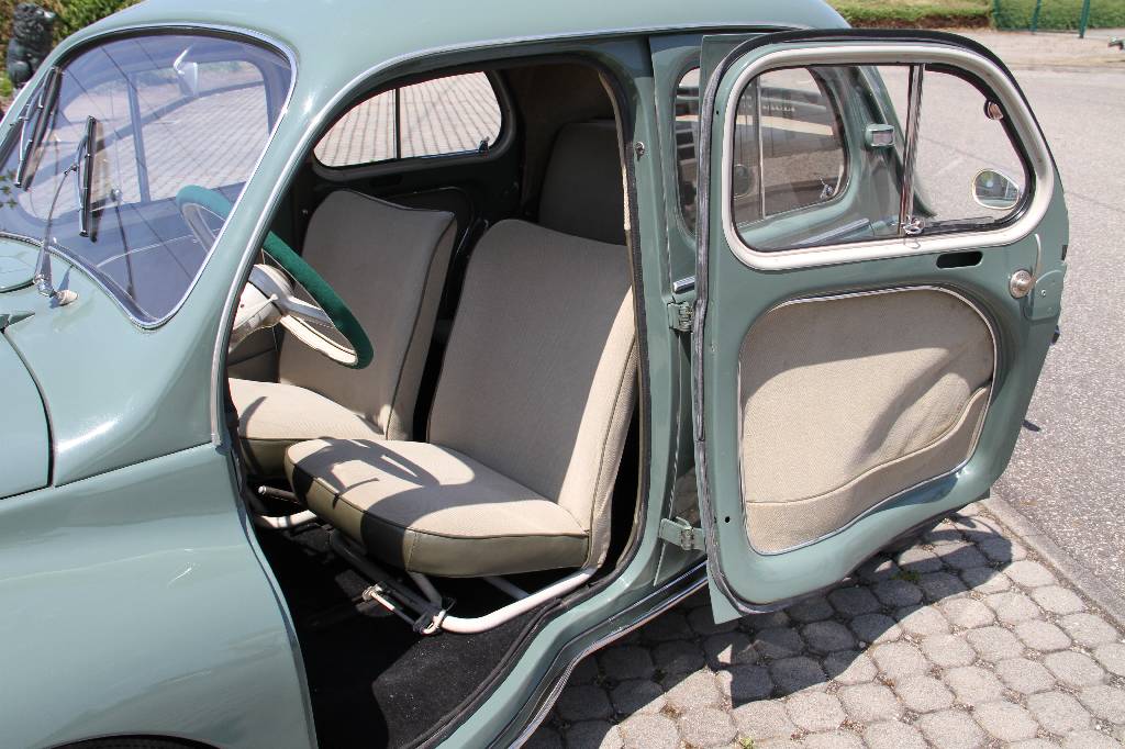 Detail c: Renault 4CV, EZ 01.1956, Laufleistung 84.123km (abgel. Tacho), 15 KW/ 21 PS, 3 Gang Schaltgetriebe, lindgrün, Stoff grau, Sternfelgen, Radio ...
