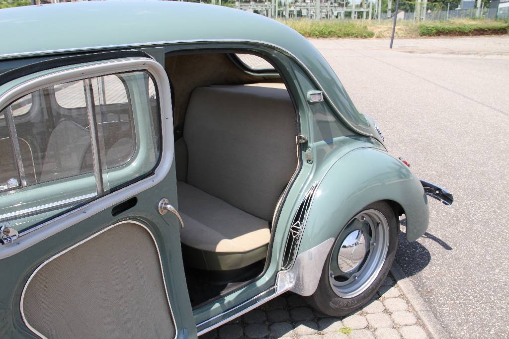 Detail d: Renault 4CV, EZ 01.1956, Laufleistung 84.123km (abgel. Tacho), 15 KW/ 21 PS, 3 Gang Schaltgetriebe, lindgrün, Stoff grau, Sternfelgen, Radio ...