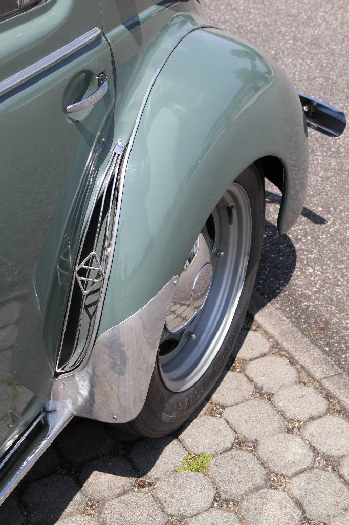 Detail e: Renault 4CV, EZ 01.1956, Laufleistung 84.123km (abgel. Tacho), 15 KW/ 21 PS, 3 Gang Schaltgetriebe, lindgrün, Stoff grau, Sternfelgen, Radio ...