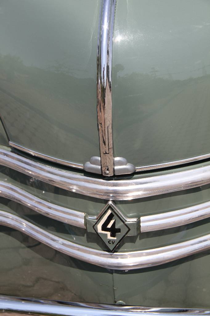 Detail f: Renault 4CV, EZ 01.1956, Laufleistung 84.123km (abgel. Tacho), 15 KW/ 21 PS, 3 Gang Schaltgetriebe, lindgrün, Stoff grau, Sternfelgen, Radio ...