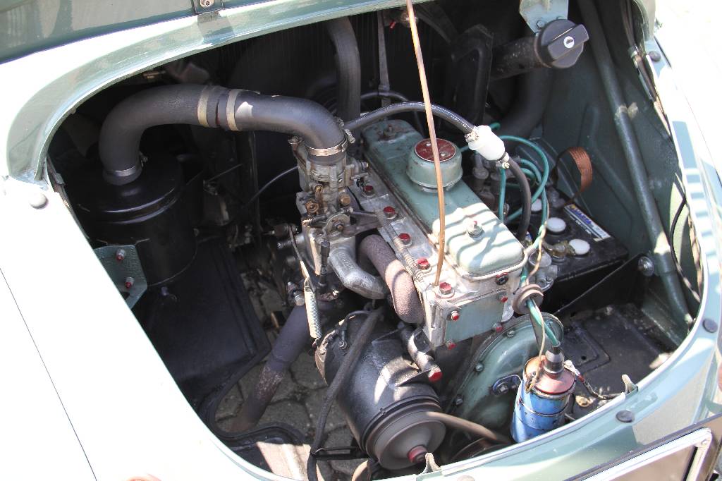 Detail g: Renault 4CV, EZ 01.1956, Laufleistung 84.123km (abgel. Tacho), 15 KW/ 21 PS, 3 Gang Schaltgetriebe, lindgrün, Stoff grau, Sternfelgen, Radio ...