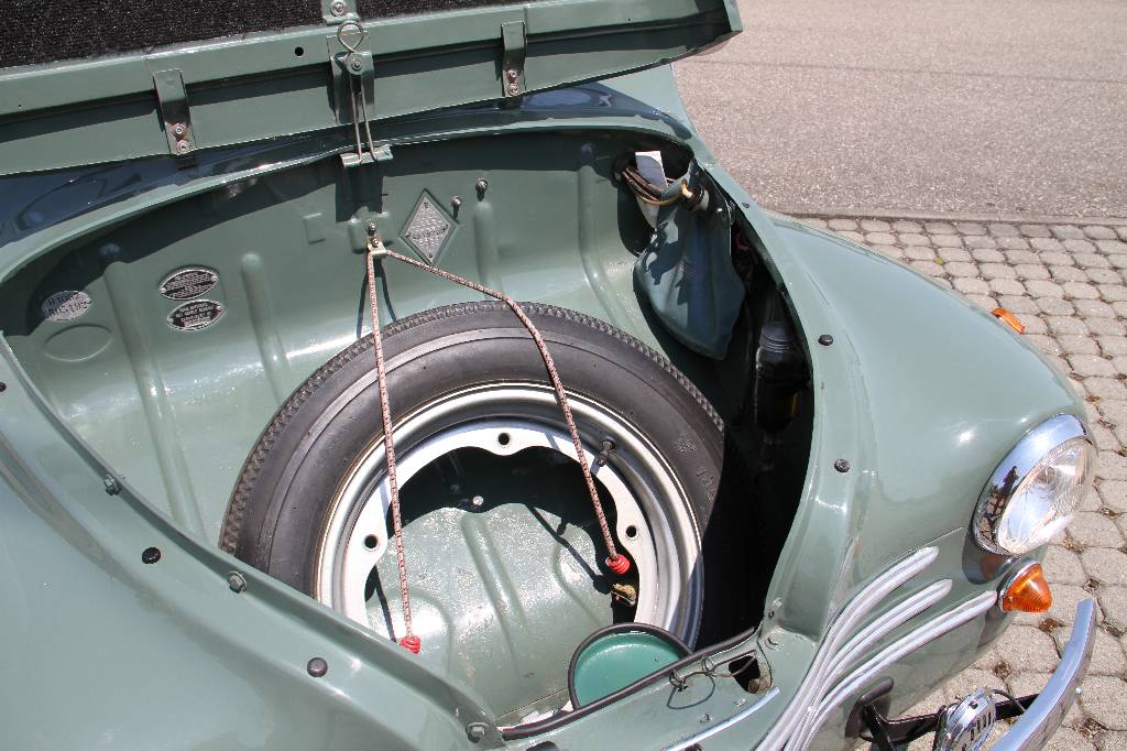 Detail h: Renault 4CV, EZ 01.1956, Laufleistung 84.123km (abgel. Tacho), 15 KW/ 21 PS, 3 Gang Schaltgetriebe, lindgrün, Stoff grau, Sternfelgen, Radio ...