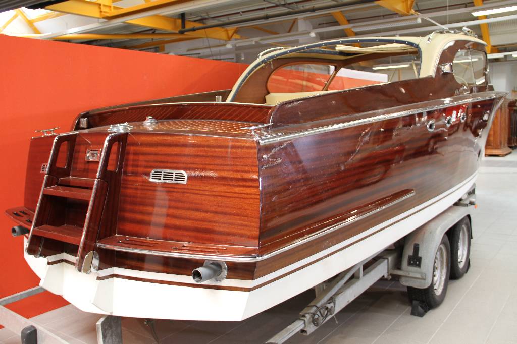 Detail c: Faul Swiss Craft 700, BJ 1964, VM Dieselmotor 2.8l, 4-Zylinder, Innenborder, 121KW/ 165 PS, ZF-Hurt Getriebe mit festem Wellenantrieb und ...