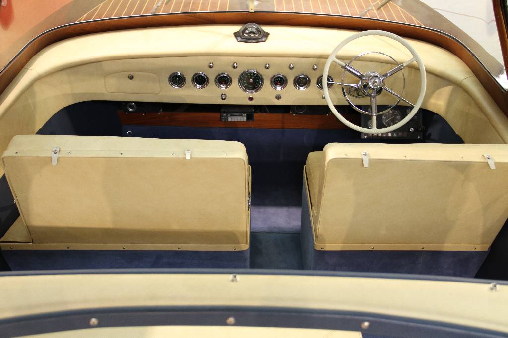 Detail e: Faul Swiss Craft 700, BJ 1964, VM Dieselmotor 2.8l, 4-Zylinder, Innenborder, 121KW/ 165 PS, ZF-Hurt Getriebe mit festem Wellenantrieb und ...