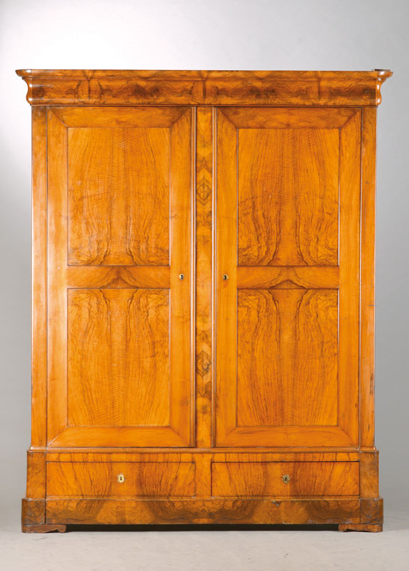 Schrank, wohl Baden, um 1860/70, Nussbaum massiv u. furniert z.T. auf Kreuzfuge verlegt, Konstruktionsteile z.T. in Eiche, profiliertes Gesims, ...
