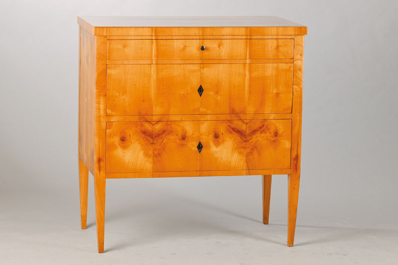 Kommode, süddeutsch, um 1810/20, Kirschbaumfurnier z.T. 3-fach gespiegelt verlegt, 3-schübig, orig. konische Vierkantbeine, 2-schübig mit orig. ...