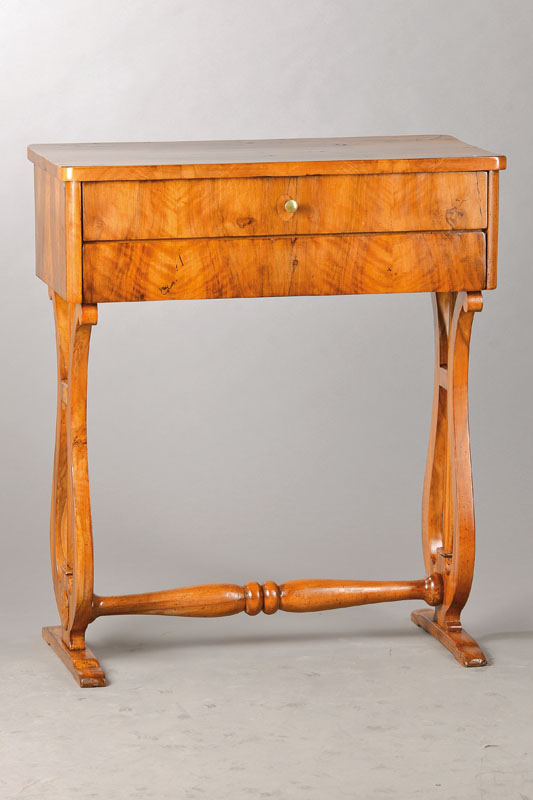 Lyra-Nähtischchen, süddeutsch, um 1820, Nussbaum massiv, 2-schübig, 1. Schub mit Einteilung, 2-fach Lyra-Stützen, mit Ausbesserungen, ca. ...