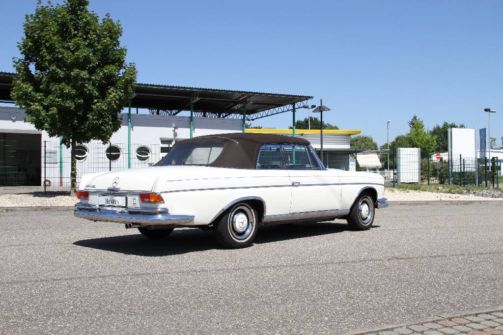 Detail a: Mercedes Benz 300 Seb Cabriolet, EZ 01.1965,Laufleistung 119.000 Km, 125Kw/170PS, 4 Gang Schaltgetriebe, Elfenbein, Leder braun,braunes Stoffverdeck, ...