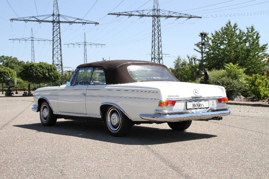 Detail b: Mercedes Benz 300 Seb Cabriolet, EZ 01.1965,Laufleistung 119.000 Km, 125Kw/170PS, 4 Gang Schaltgetriebe, Elfenbein, Leder braun,braunes Stoffverdeck, ...