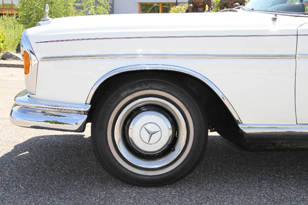 Detail c: Mercedes Benz 300 Seb Cabriolet, EZ 01.1965,Laufleistung 119.000 Km, 125Kw/170PS, 4 Gang Schaltgetriebe, Elfenbein, Leder braun,braunes Stoffverdeck, ...