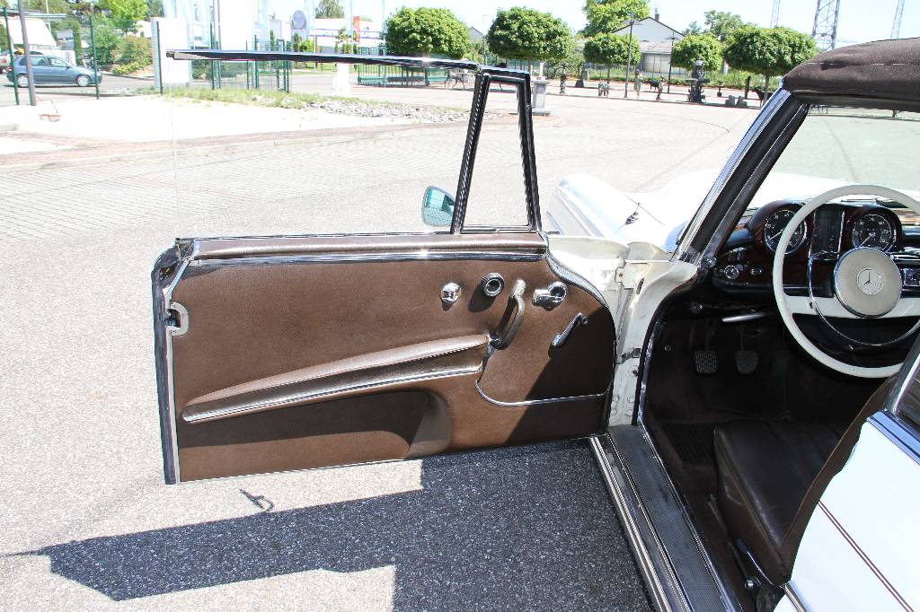 Detail d: Mercedes Benz 300 Seb Cabriolet, EZ 01.1965,Laufleistung 119.000 Km, 125Kw/170PS, 4 Gang Schaltgetriebe, Elfenbein, Leder braun,braunes Stoffverdeck, ...