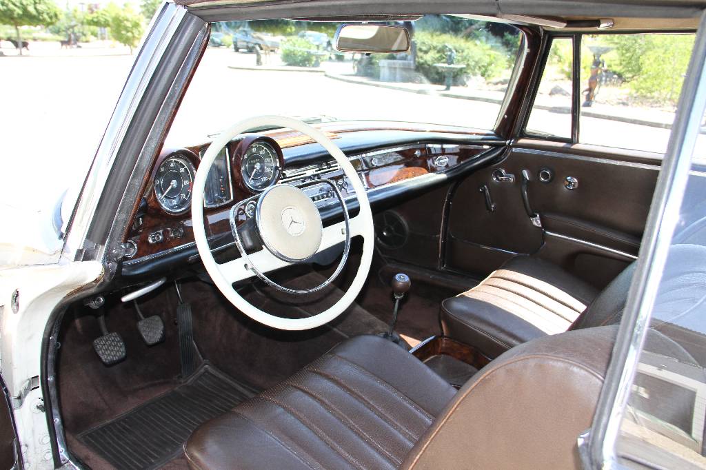 Detail h: Mercedes Benz 300 Seb Cabriolet, EZ 01.1965,Laufleistung 119.000 Km, 125Kw/170PS, 4 Gang Schaltgetriebe, Elfenbein, Leder braun,braunes Stoffverdeck, ...