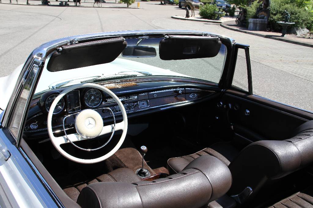 Detail i: Mercedes Benz 300 Seb Cabriolet, EZ 01.1965,Laufleistung 119.000 Km, 125Kw/170PS, 4 Gang Schaltgetriebe, Elfenbein, Leder braun,braunes Stoffverdeck, ...