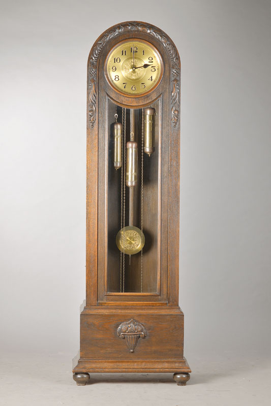 Standuhr, Gebr. Jauch, Schwennigen und um 1920/30, Weichholz, Eiche/Furnier, aufgelegte Schitzereien, Rocaillen, Blüten undBlätter, ...