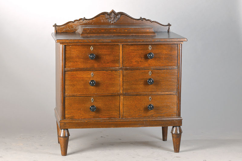 Aufsatzmöbel, deutsch, um 1925/28, im deutschen Art Deco Stil, Eiche massiv bzw.furniert, Rückseite Weichholz, 6-schübig kleiner Aufsatz, z.T. aus ...