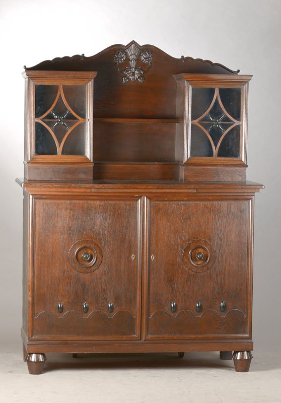 Aufsatzmöbel, deutsch, um 1925/28, Weichholz/Hartholz, Eichefurnier, Unterteil 2-türig, Aufsatzteil 2-türig je verglast mit aufgesetzten Sproßen, ...