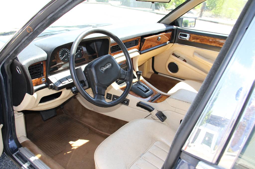 Detail b: Jaguar XJ40 Daimler 3.6, EZ 09.1988, 1. Hand(in Deutschland), CH-Fahrzeug, Laufleistung 207.954 km, 145 KW/ 198 PS, Automatikgetriebe, dunkelblau ...