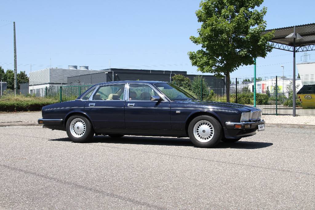 Detail e: Jaguar XJ40 Daimler 3.6, EZ 09.1988, 1. Hand(in Deutschland), CH-Fahrzeug, Laufleistung 207.954 km, 145 KW/ 198 PS, Automatikgetriebe, dunkelblau ...