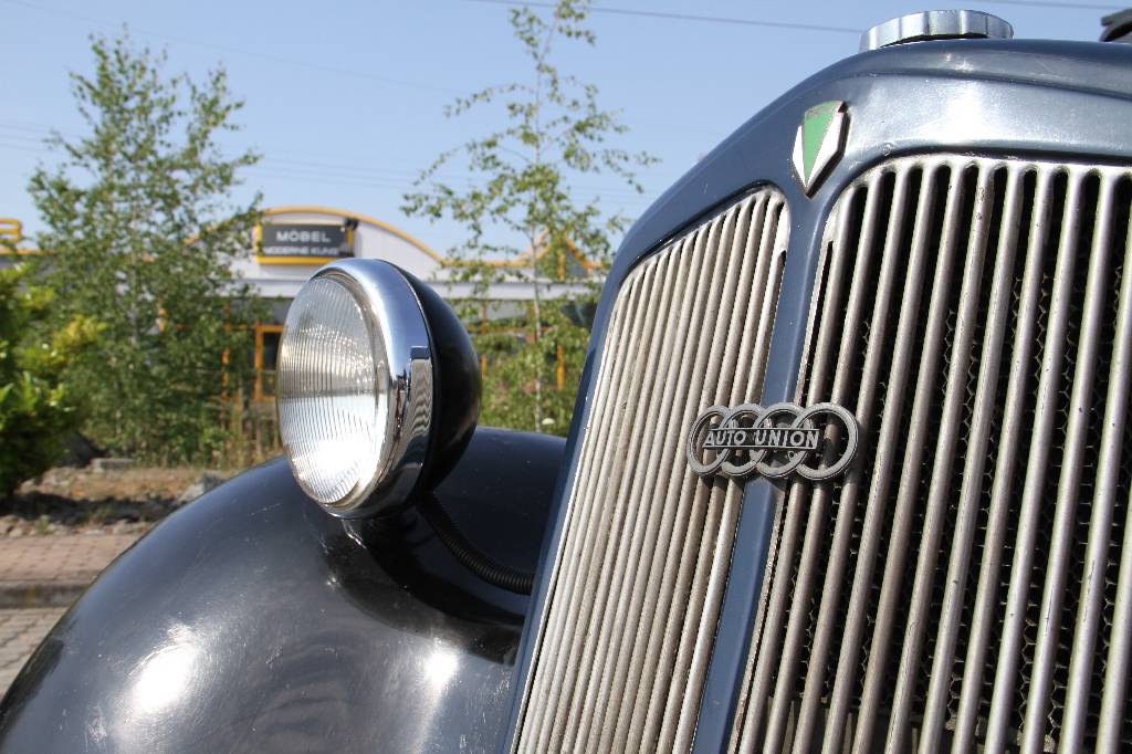 Detail g: Auto Union DKW Meisterklasse F8 700, EZ 10.1938, 2.Hand, Laufleistung 99.549 km abgelesen, 15 KW/ 20 PS, Schaltgetriebe, schwarz/blau, ...