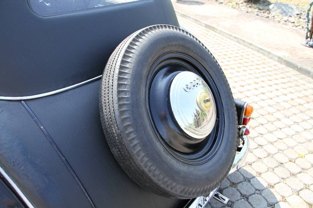 Detail i: Auto Union DKW Meisterklasse F8 700, EZ 10.1938, 2.Hand, Laufleistung 99.549 km abgelesen, 15 KW/ 20 PS, Schaltgetriebe, schwarz/blau, ...