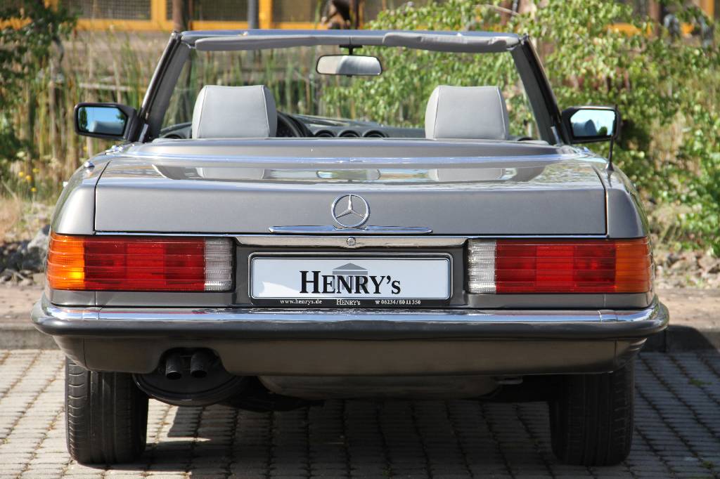 Detail b: Mercedes-Benz 280SL R107, EZ 04.1985, Laufleistung 124.400 km, 136 KW/ 185 PS, Automatikgetriebe, anthrazit metallic, Vollleder grau, orig. 15" ...