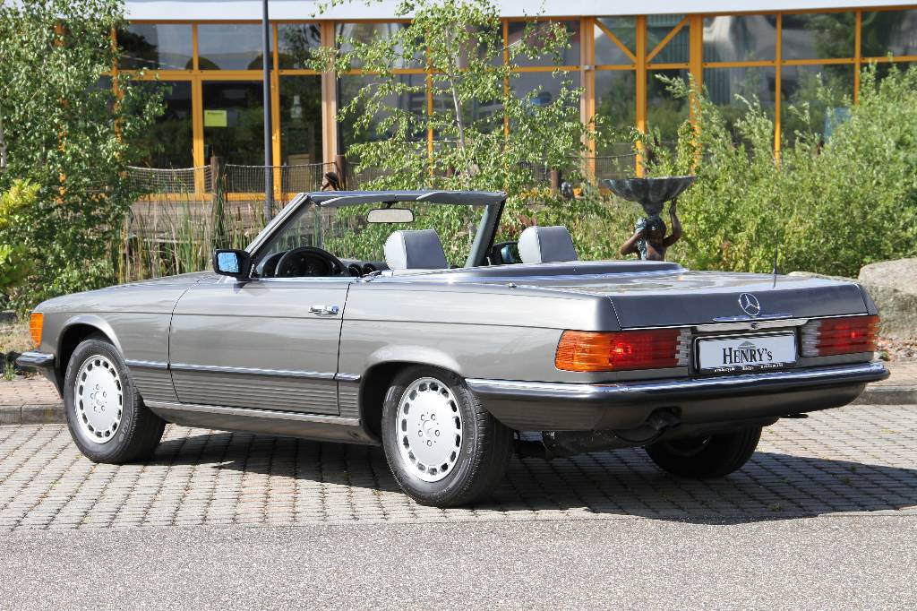 Detail d: Mercedes-Benz 280SL R107, EZ 04.1985, Laufleistung 124.400 km, 136 KW/ 185 PS, Automatikgetriebe, anthrazit metallic, Vollleder grau, orig. 15" ...