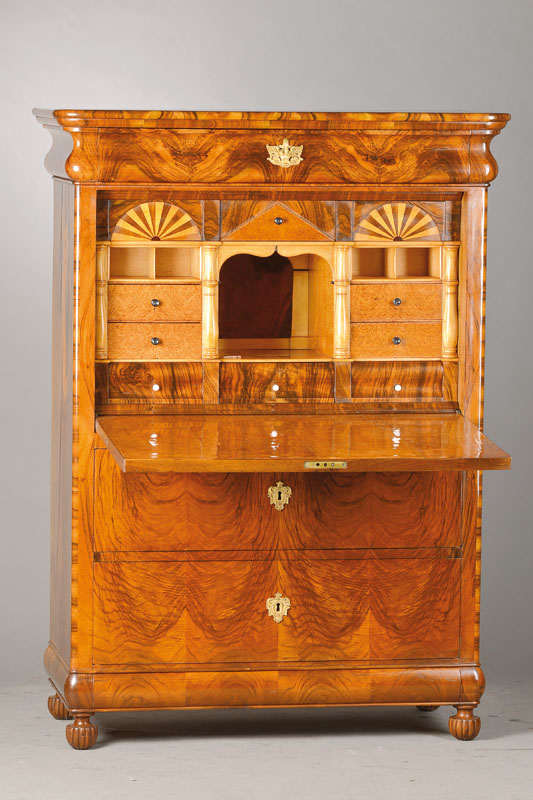 Standsekretär, wohl südwestdeutsch bzw. Frankreich, 1850/60, Nussbaum- bzw. Wurzelnussfurnier auf Weichholzkorpus, 3- schübig, Schreibklappe innen ...