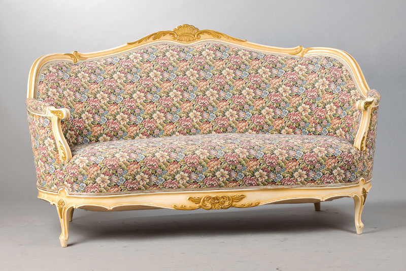 Canapé, Frankreich, 20.Jh., nach Louis-XV- Vorbild, Holz weiss u. goldfarben gefaßt, allseitig geschweifte Form, Kammmuschel- u. ...
