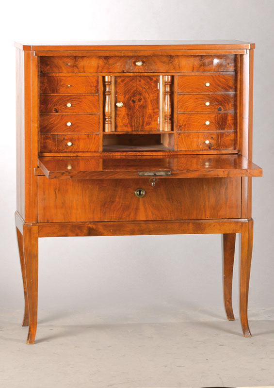Standsekretär, deutsch, um 1900/10, Nussbaum- bzw. Wurzelnussfurnier auf Weichholzkorpus, Innenleben 9-schübig, 1-türig, 2 ...