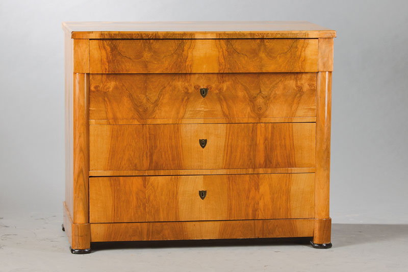 Biedermeierkommode, deutsch, um 1820, Nussbaum doppelt gespiegelt furniert, Schübe innen gegenfurniert, 4-schübig, orig. geschwärzte ...