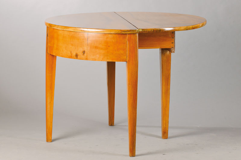 Demi-Lune-Tisch, deutsch, um 1820, Nussbaum massiv u. furniert, ausziehbarer Schub für Spielutensilien o.ä., als Konsole nutzbar, min. ...