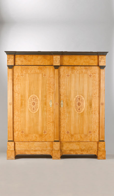 Hochzeitsschrank, sog. Pilasterschrank, Nordhessen, um 1820, Eschenmaserholz auf Eichekorpus furniert, 3 durchgehende Pilaster,sich nach oben hin ...