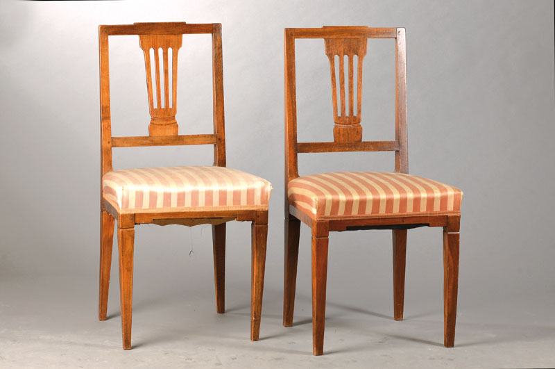 2 Stühle, um 1800,Nussbaum massiv, reiner Klassizismus, Rückenlehne in abstrakter Vasenversprossung, konische Vierkantbeine, Bezug u. Polster mit ...
