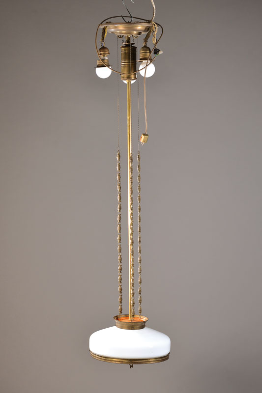 Jugendstillampe, um 1905-10, Milchglasschirmmit Messingmontur, an Ketten u. einem Gewicht höhenverstellbar, 4 Brennstellen (3 am oberen Abschluss, ...