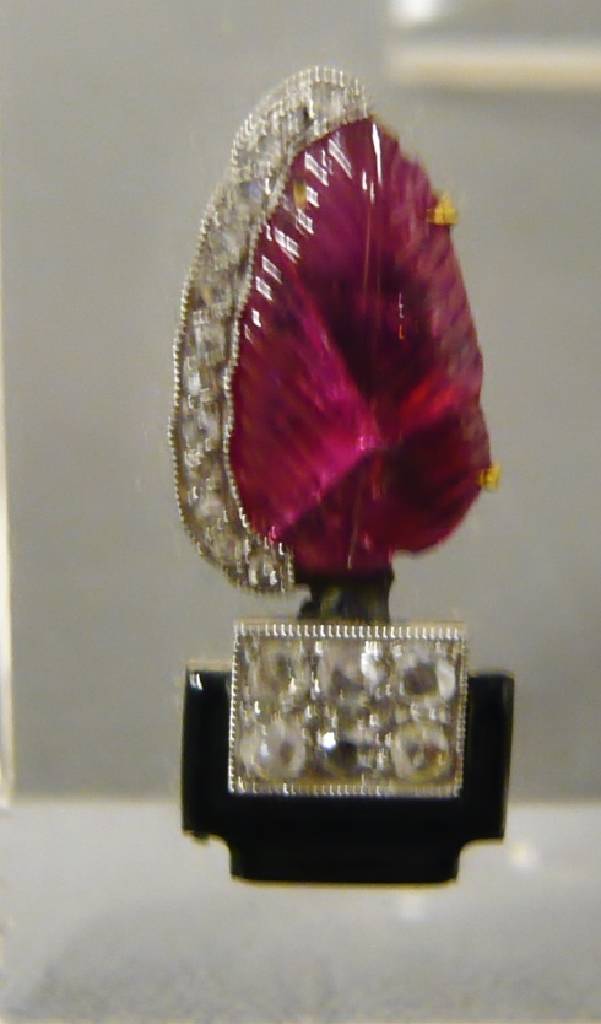Detail b: Tischuhr Cartier, Paris, Bergkristall, Art- Deco, um 1930, Rückdeckel bezeichnet: 0882 und Cartier 2765, schwarzes Onyx-Zifferblatt mit römischen ...