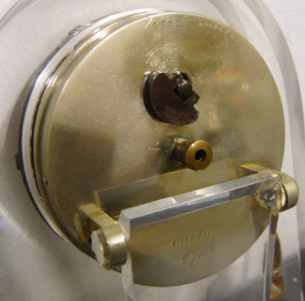 Detail c: Tischuhr Cartier, Paris, Bergkristall, Art- Deco, um 1930, Rückdeckel bezeichnet: 0882 und Cartier 2765, schwarzes Onyx-Zifferblatt mit römischen ...