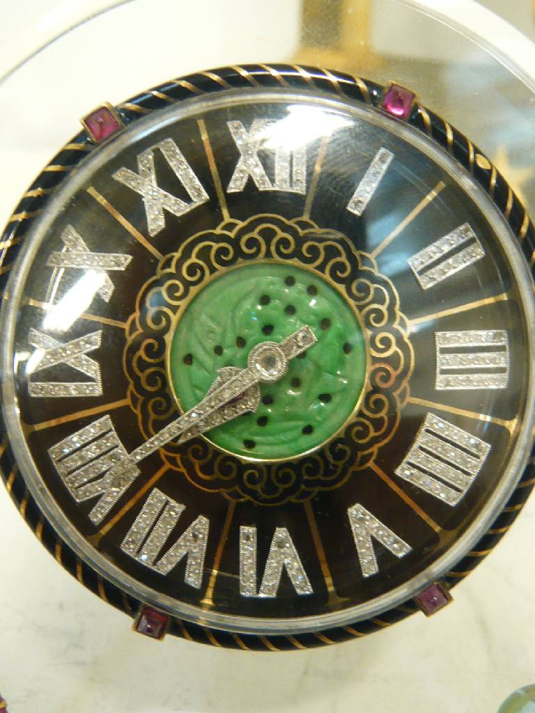 Detail d: Tischuhr Cartier, Paris, Bergkristall, Art- Deco, um 1930, Rückdeckel bezeichnet: 0882 und Cartier 2765, schwarzes Onyx-Zifferblatt mit römischen ...