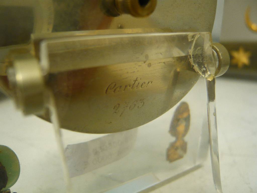 Detail f: Tischuhr Cartier, Paris, Bergkristall, Art- Deco, um 1930, Rückdeckel bezeichnet: 0882 und Cartier 2765, schwarzes Onyx-Zifferblatt mit römischen ...