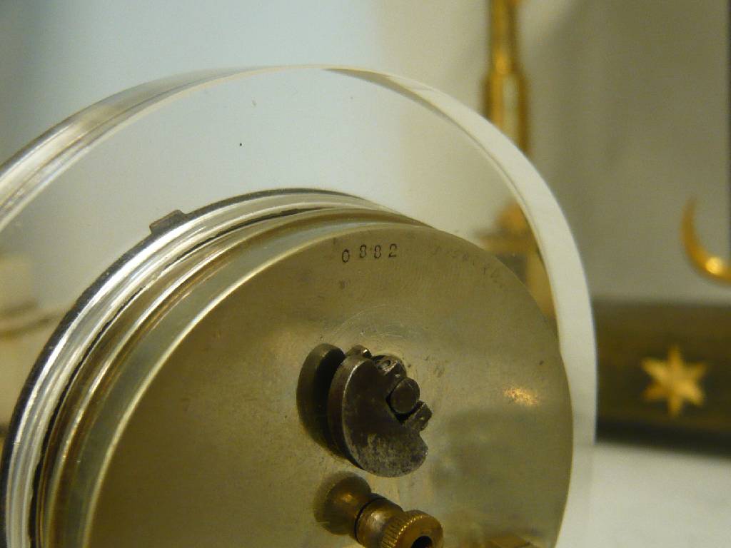 Detail g: Tischuhr Cartier, Paris, Bergkristall, Art- Deco, um 1930, Rückdeckel bezeichnet: 0882 und Cartier 2765, schwarzes Onyx-Zifferblatt mit römischen ...