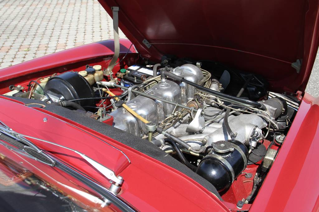 Detail d: Mercedes-Benz 280SL Pagode, EZ 06.1969, 2.Hand (in Deutschland), Laufleistung ca. 160.000 km, 125 KW/ 170 PS, H-Kennzeichen, TÜVbis 11.2016, ...