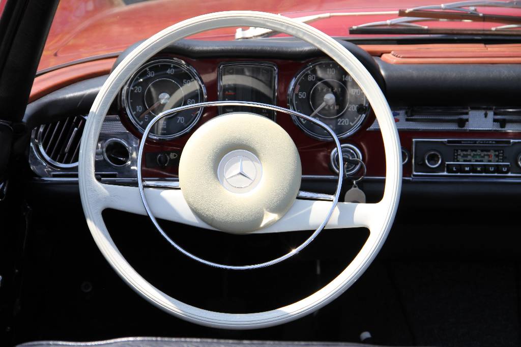 Detail i: Mercedes-Benz 280SL Pagode, EZ 06.1969, 2.Hand (in Deutschland), Laufleistung ca. 160.000 km, 125 KW/ 170 PS, H-Kennzeichen, TÜVbis 11.2016, ...