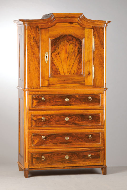 Wäscheschrank, wohl süddeutsch, Bodenseeregion, 1780/90, Nussbaum massiv bzw. Wurzelnussfüllungen, l. geschweifter Giebel, 1-türig u. 4-schübig, ...