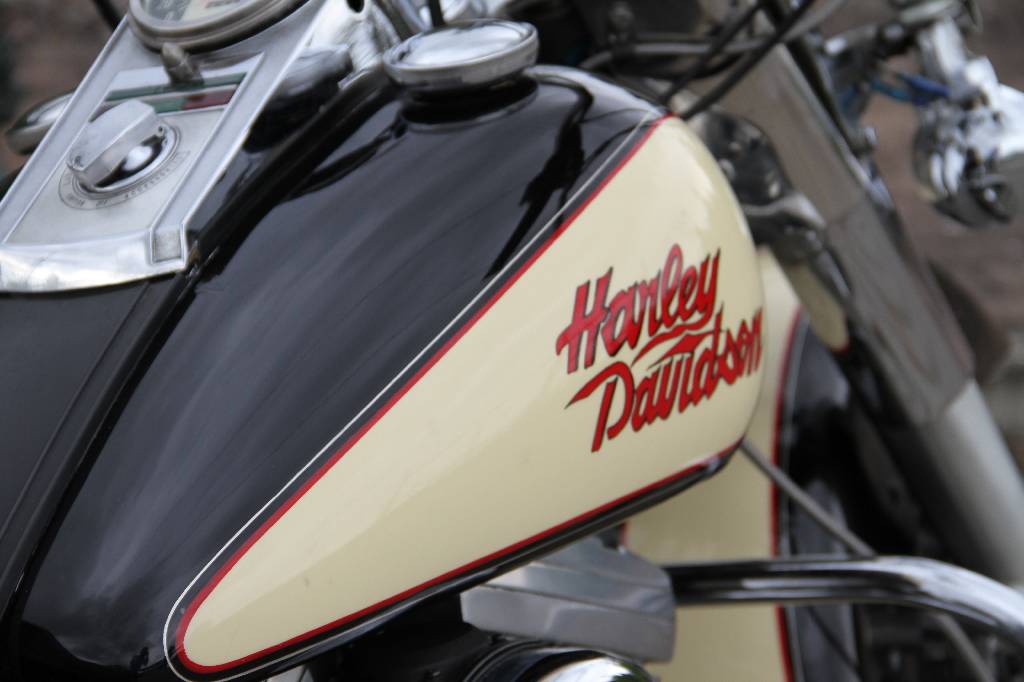 Detail b: Harley Davidson FXWG, EZ 05.1991, 2.Hand, Laufleistung ca. 24.000 km, 33 KW/ 45 PS, TÜV bis 12.2016, 4-Gang Schaltgetriebe, schwarz/beige mit rotem ...
