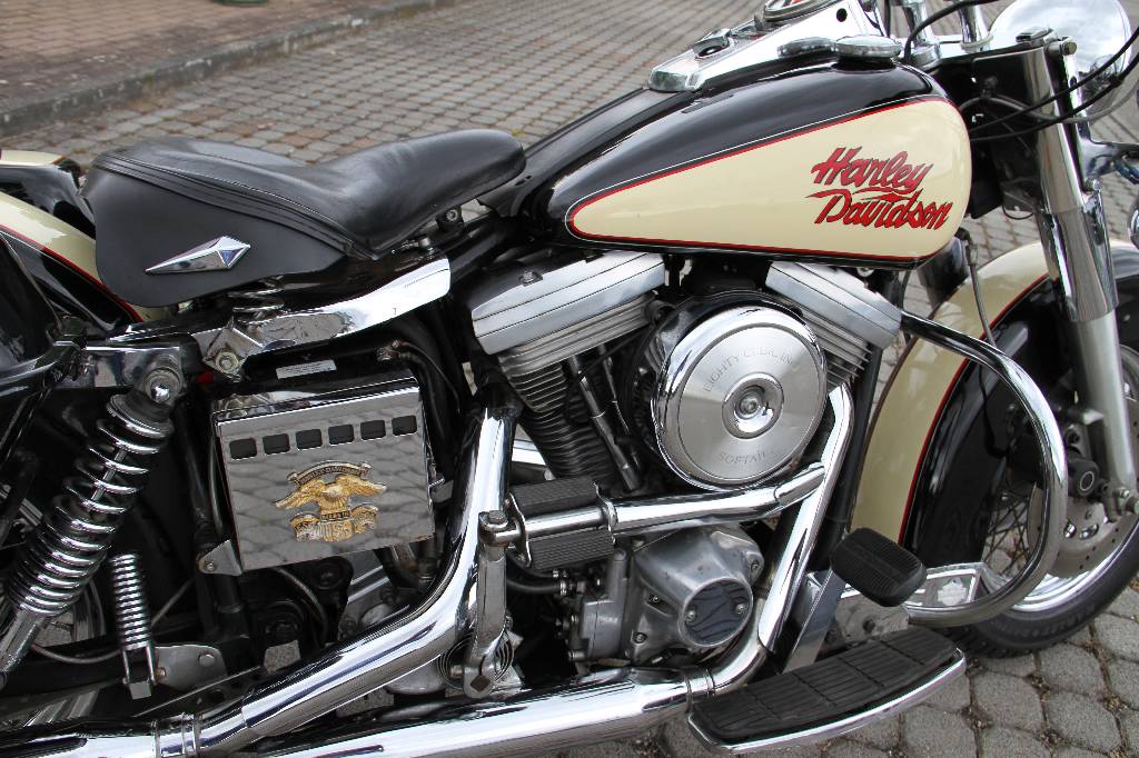 Detail e: Harley Davidson FXWG, EZ 05.1991, 2.Hand, Laufleistung ca. 24.000 km, 33 KW/ 45 PS, TÜV bis 12.2016, 4-Gang Schaltgetriebe, schwarz/beige mit rotem ...