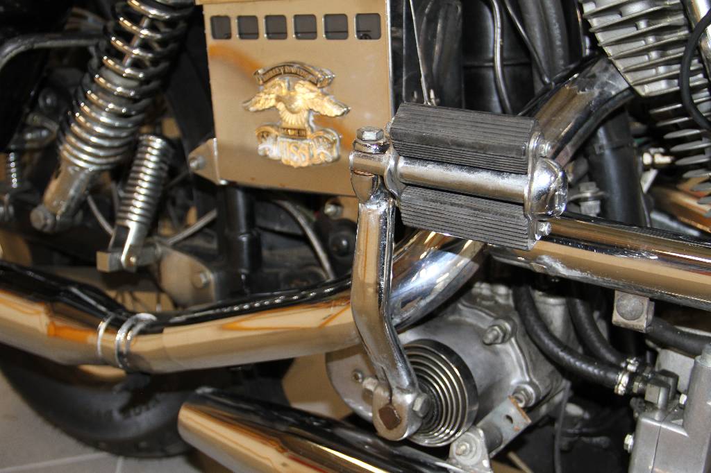 Detail f: Harley Davidson FXWG, EZ 05.1991, 2.Hand, Laufleistung ca. 24.000 km, 33 KW/ 45 PS, TÜV bis 12.2016, 4-Gang Schaltgetriebe, schwarz/beige mit rotem ...