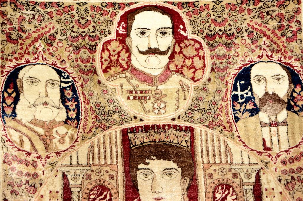 Detail c: Kerman "Raver" antik, Südpersien, 19.Jhd., Korkwolle geknüpft auf Baumwolle. Diese fein geknüpfte Auftragsarbeit, zeigt verschiedene ...