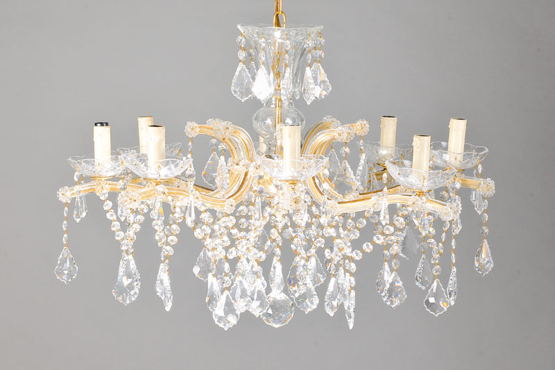 Prunkvoller Deckenleuchter, 1.H.20.Jh., reicher Prismen-, Tropfen- u. Rosettenbehang, vasenförmige ausladende Glassäule, 8 geschweifte Ausleger mit ...